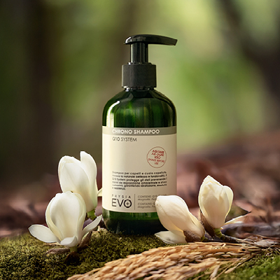immagine del prodotto Chrono Shampoo su sfondo verde con fiori bianchi e zenzero 